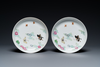 Een paar Chinese famille rose schotels met vlinders, Xie Zhu Zhuren Zao merk, 19/20e eeuw