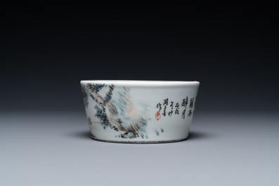 Un lave-pinceaux en porcelaine de Chine qianjiang cai &agrave; d&eacute;cor d'un paysage, sign&eacute; Zhou Zi Shan, dat&eacute; 1886