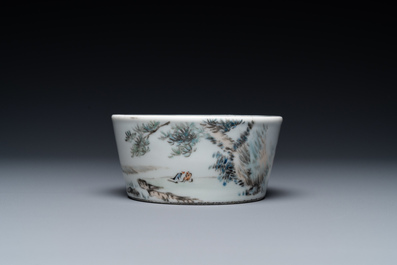 Un lave-pinceaux en porcelaine de Chine qianjiang cai &agrave; d&eacute;cor d'un paysage, sign&eacute; Zhou Zi Shan, dat&eacute; 1886