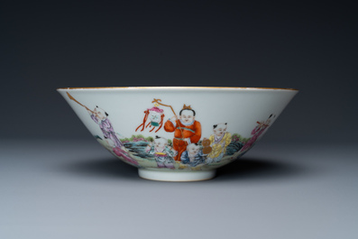 A Chinese famille rose 'playing boys' bowl, Lin Zhi Cheng Xiang mark, 20th C.
