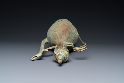 Une verseuse aux caract&egrave;res 'Phuc' et 'Tho' en bronze, Dynastie L&ecirc;, 16/17&egrave;me