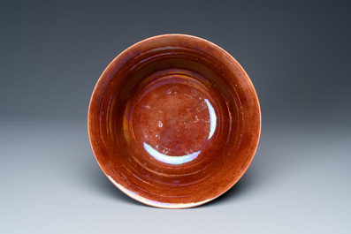 Un bol en porcelaine de Chine &agrave; fond aubergine &agrave; d&eacute;cor incis&eacute; de grues, Kangxi