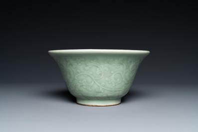 Een Chinese monochrome celadon kom met pioenslingers, Chenghua merk, 18/19e eeuw