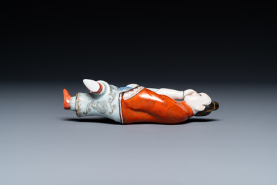 Een Chinese polychrome porseleinen snuiffles in de vorm van een liggende dame, 19e eeuw