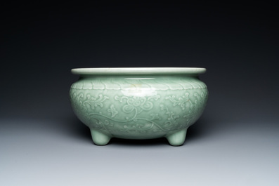 Een Chinese driepotige monochrome celadon wierookbrander met pioenslingers, 18/19e eeuw