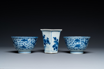 Un pot &agrave; fleurs de forme hexagonale et deux tasses en porcelaine de Chine en bleu et blanc, &eacute;poque Transition et apr&egrave;s