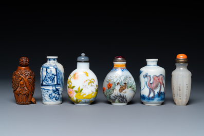 Six Chinese glass, porcelain, bamboo and agate snuff bottles, 19/20th C.