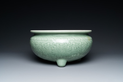 Een Chinese driepotige monochrome celadon wierookbrander met pioenslingers, 18/19e eeuw