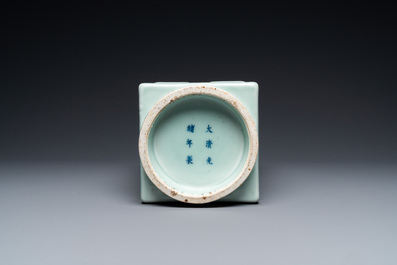 Een Chinese monochrome celadon 'cong' vaas met trigrammen, Guangxu merk, Republiek