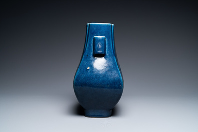 Een Chinese monochrome blauwe 'fanghu' vaas, Guangxu merk en periode