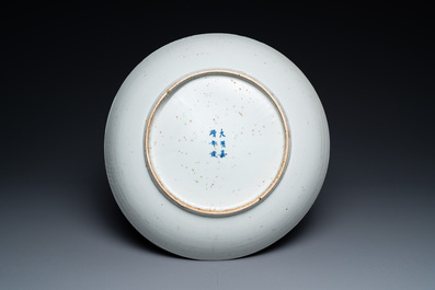 Een Chinese monochrome witte schotel met gekerfd decor van twee feniksen, Jiajing merk, Ming