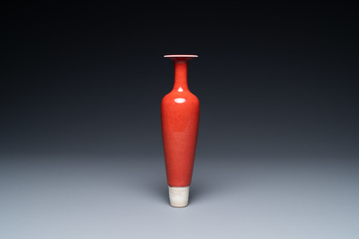 Een Chinese slanke vaas met 'peach bloom' glazuur, Kangxi merk maar wellicht later