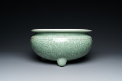 Een Chinese driepotige monochrome celadon wierookbrander met pioenslingers, 18/19e eeuw