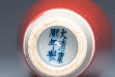 Een Chinese slanke vaas met 'peach bloom' glazuur, Kangxi merk maar wellicht later