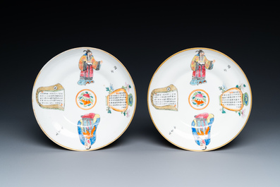 Une paire de bols couverts en porcelaine de Chine famille rose &agrave; d&eacute;cor de Wu Shuang Pu, marque et &eacute;poque de Daoguang