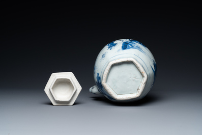 Een grote Chinese blauw-witte hexagonale theepot met deksel, Transitie periode