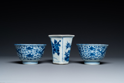 Un pot &agrave; fleurs de forme hexagonale et deux tasses en porcelaine de Chine en bleu et blanc, &eacute;poque Transition et apr&egrave;s