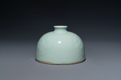 Un pot &agrave; eau en porcelaine de Chine &agrave; &eacute;mail c&eacute;ladon, marque de Kangxi, 19&egrave;me