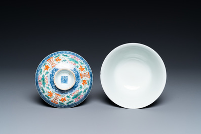 Un bol couvert et deux assiettes en porcelaine de Chine, 19&egrave;me