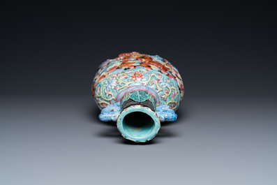 Un vase en porcelaine de Chine famille rose &agrave; d&eacute;cor en relief de lions bouddhistes, Chine, marque de Qianlong, 19&egrave;me