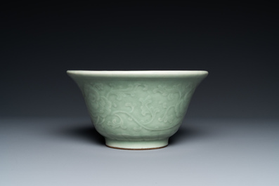 Een Chinese monochrome celadon kom met pioenslingers, Chenghua merk, 18/19e eeuw