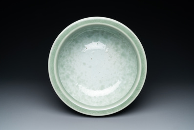 Een Chinese driepotige monochrome celadon wierookbrander met pioenslingers, 18/19e eeuw