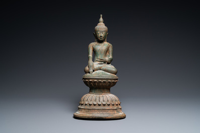 Une figure de Bouddha en bronze de style Shan, Birmanie/Myanmar, 16&egrave;me