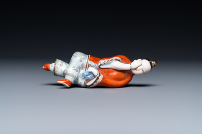 Une tabati&egrave;re en porcelaine de Chine polychrome en forme d'une femme couch&eacute;e, 19&egrave;me