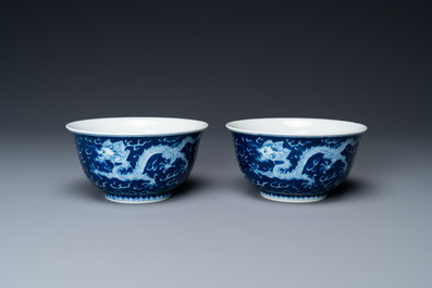 Een paar Chinese blauw-witte 'draken' kommen, Kangxi merk, 19/20e eeuw