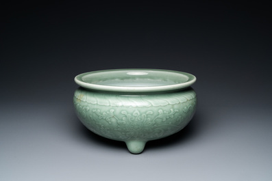 Een Chinese driepotige monochrome celadon wierookbrander met pioenslingers, 18/19e eeuw