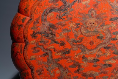 Een grote Chinese meerlobbige qianjin en tianqi lakwerk dekseldoos met keizerlijke draken, Kangxi/Qianlong