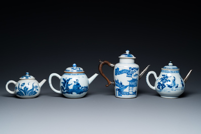 Vier Chinese blauw-witte theepotten, Kangxi