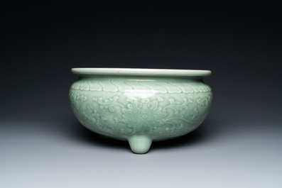 Een Chinese driepotige monochrome celadon wierookbrander met pioenslingers, 18/19e eeuw