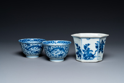 A Chinese hexagonal blue and white flower pot and two cups, Transitional period and later