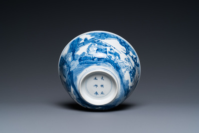 Een Chinese blauw-witte kom met oorlogsdecor, Chenghua merk, Kangxi