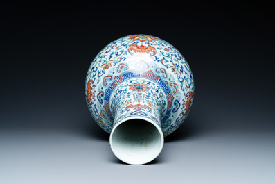 Un vase de forme bouteille en porcelaine de Chine doucai &agrave; d&eacute;cor de rinceaux de lotus, marque de Qianlong, 18/19&egrave;me