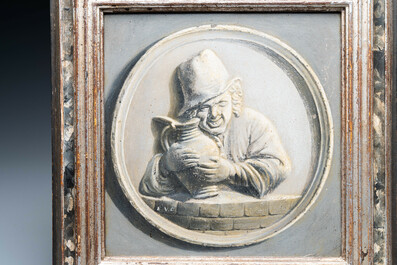 Een polychrome Brusselse ovalen reli&euml;fplaquette met een man met een kruik en een bijhorend grisaille schilderijtje op koper, begin 19e eeuw