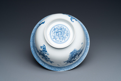 Un bol en porcelaine de Chine en bleu et blanc &agrave; d&eacute;cor floral, Kangxi