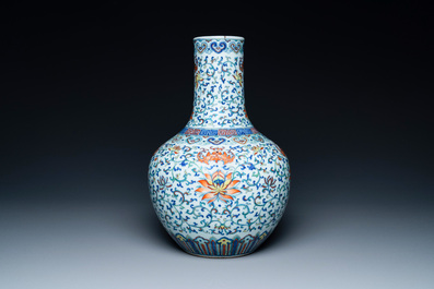 Un vase de forme bouteille en porcelaine de Chine doucai &agrave; d&eacute;cor de rinceaux de lotus, marque de Qianlong, 18/19&egrave;me