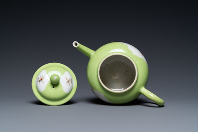 Une th&eacute;i&egrave;re en porcelaine de Chine &agrave; d&eacute;cor en grisaille et rouge de fer sur fond vert de citron, Qianlong