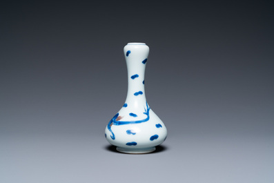 Een Chinees blauw-wit en koperrood 'draken' vaasje, Kangxi