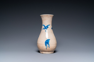 Un vase en porcelaine de Chine en bleu et blanc sur fond craquel&eacute;, Kangxi