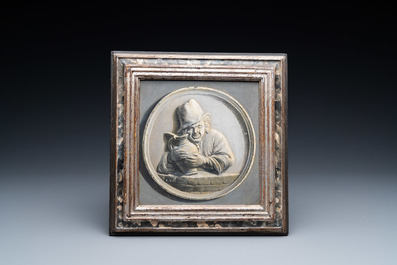 Une plaque de forme ovale en fa&iuml;ence polychrome de Bruxelles et un tableau correspondant en grisaille &agrave; d&eacute;cor d'un homme au pichet, d&eacute;but 19&egrave;me