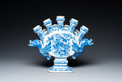 A large Dutch Delft blue and white fan-shaped tulip vase, 17/18th C.