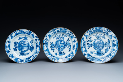 Trois plats en porcelaine de Chine en bleu et blanc aux m&eacute;daillons bomb&eacute;s, Kangxi