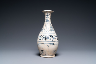 A Vietnamese or Annamese blue and white vase from the Hoi An shipwreck, 15/16th C.