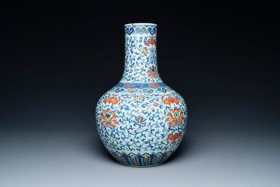 Un vase de forme bouteille en porcelaine de Chine doucai &agrave; d&eacute;cor de rinceaux de lotus, marque de Qianlong, 18/19&egrave;me