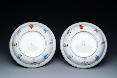 Une paire de bols couverts en porcelaine de Chine famille rose, marque et &eacute;poque de Guangxu