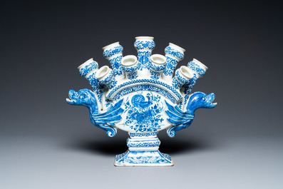 A large Dutch Delft blue and white fan-shaped tulip vase, 17/18th C.