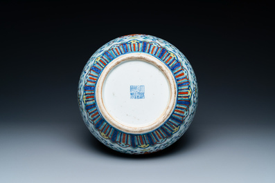 Un vase de forme bouteille en porcelaine de Chine doucai &agrave; d&eacute;cor de rinceaux de lotus, marque de Qianlong, 18/19&egrave;me